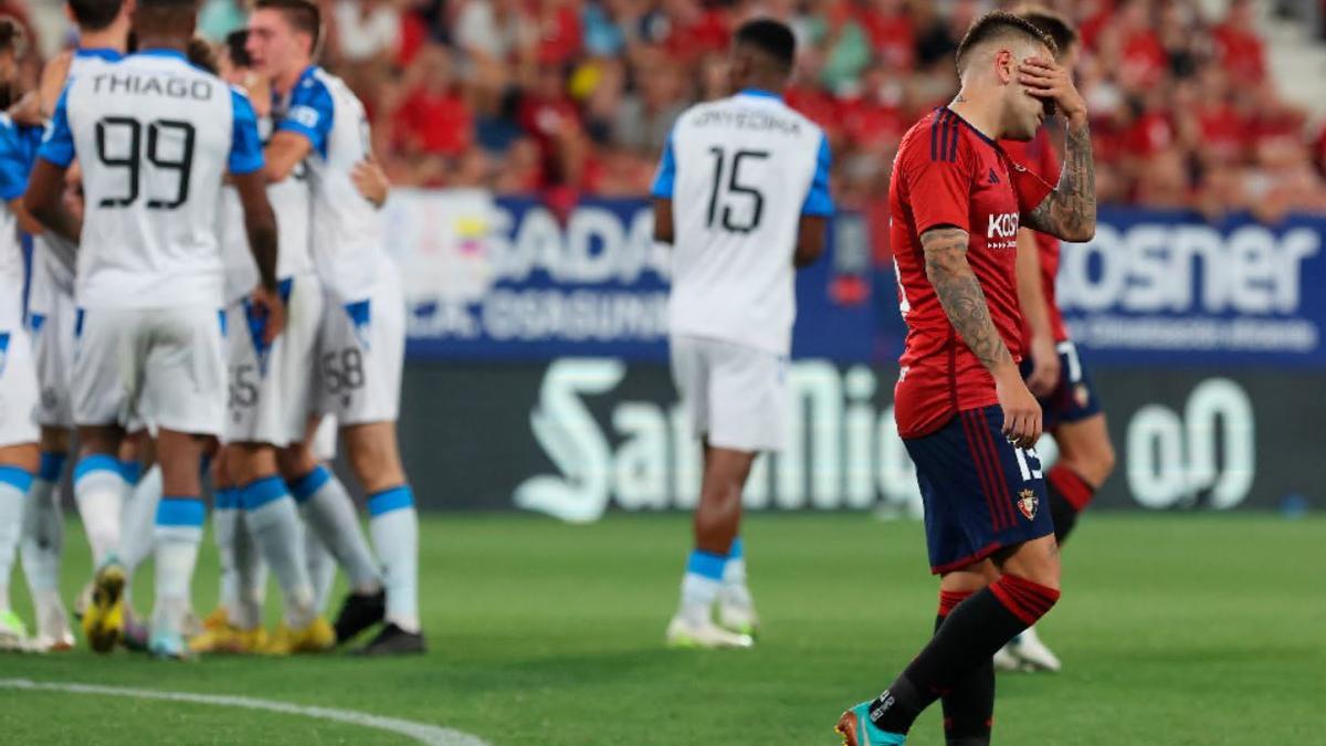 Rubén Peña se lleva la mano a la cara tras un gol del Brujas