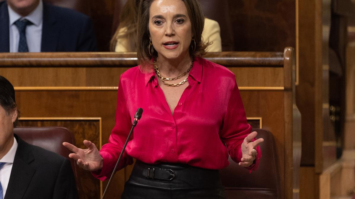 La portavoz parlamentaria del PP en el Congreso, Cuca Gamarra, interviene durante una sesión plenaria en el Congreso de los Diputados, a 30 de noviembre de 2022, en Madrid (España).
