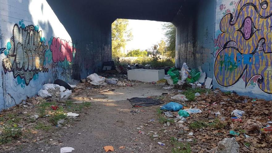 La proximidad de las elecciones y sus promesas de una ciudad más sostenible no han llegado a este rincón del barrio de Carlinda.