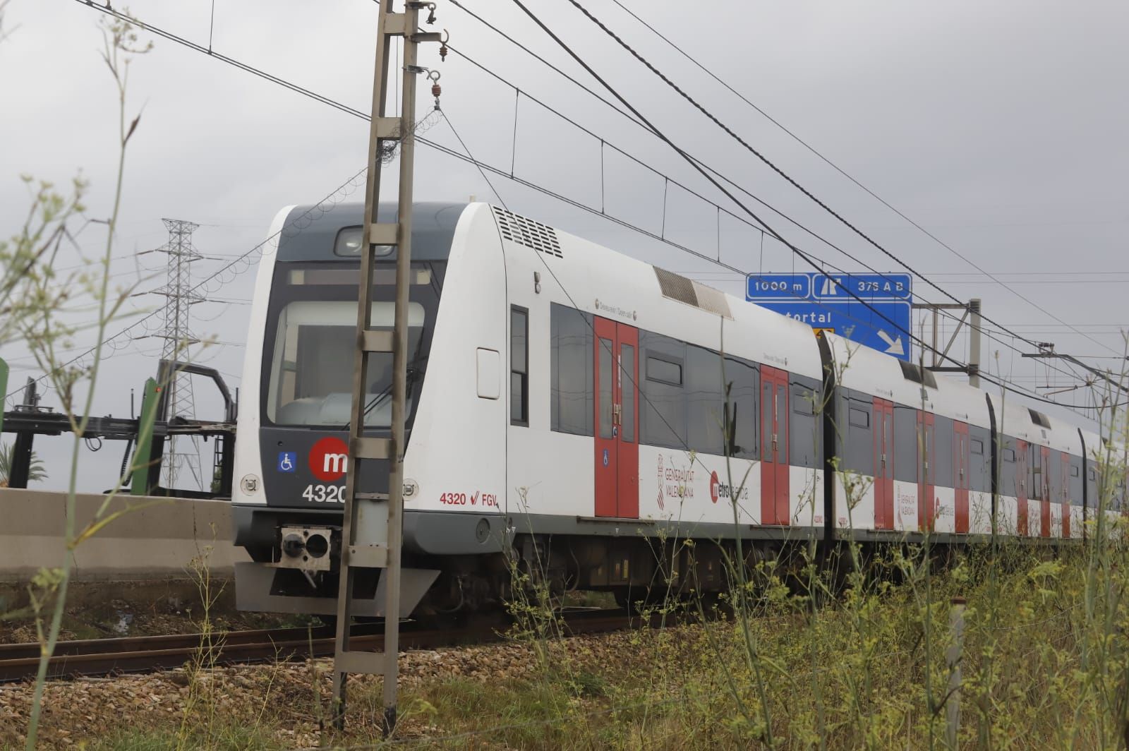 Sin línea de metro y la A-7 cortada tras el choque de un camión con un muro en l'Alcúdia