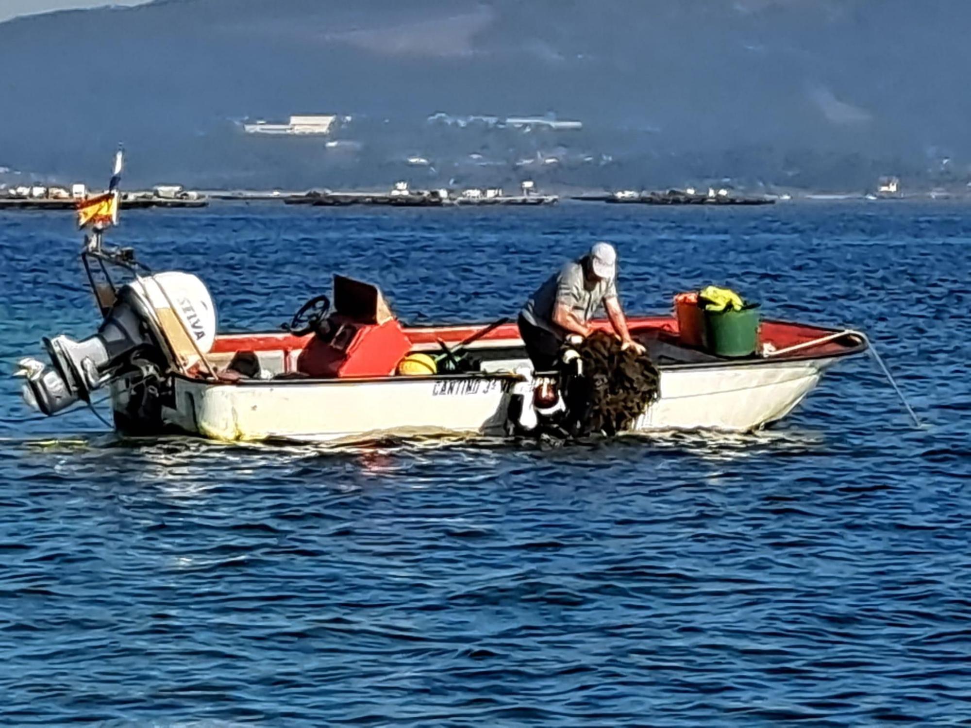 Los trabajos de eliminación de basura marina llevados a cabo por el programa Plancton en Guidoiros Areoso.