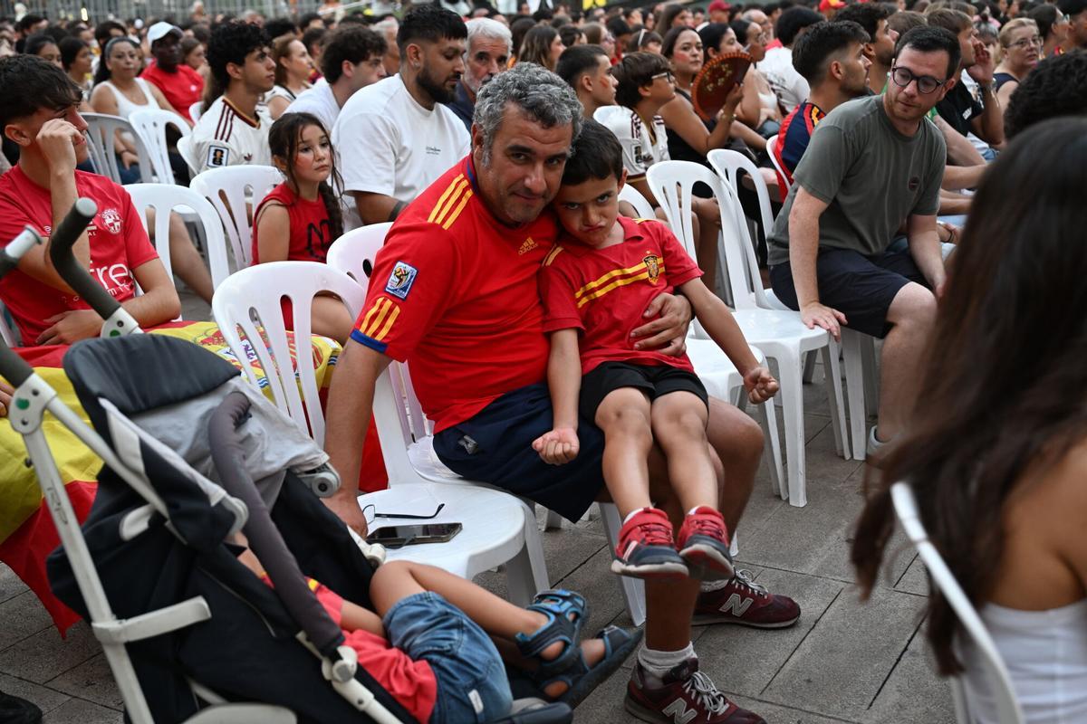Centenares de aficionados se reúnen en la Plaça Major.