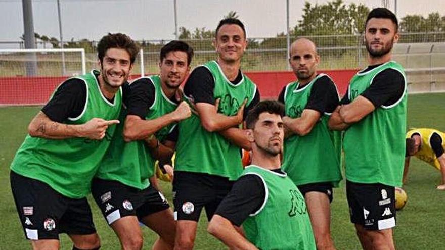 Varios jugadores rojiblancos posan en uno de los entrenamientos celebrados en Mallorca.