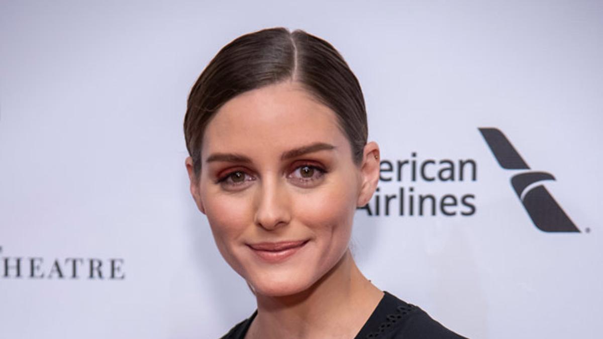 Olivia Palermo con moño bajo y sombras de ojos roja en el American Ballet Theatre