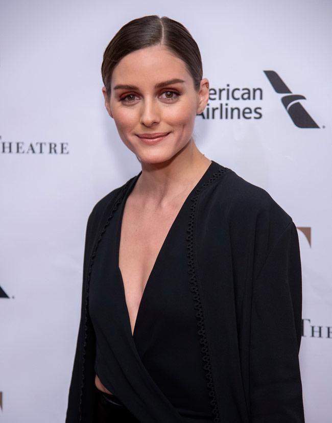Olivia Palermo con moño bajo y sombras de ojos roja en el American Ballet Theatre