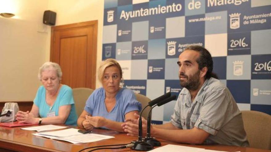 La edil de Bienestar Social y representantes de Málaga Acoge explicaron ayer el convenio.