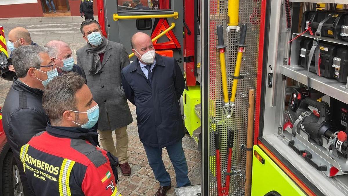 Salado y Barón examinan nuevos equipos para los bomberos de Antequera.