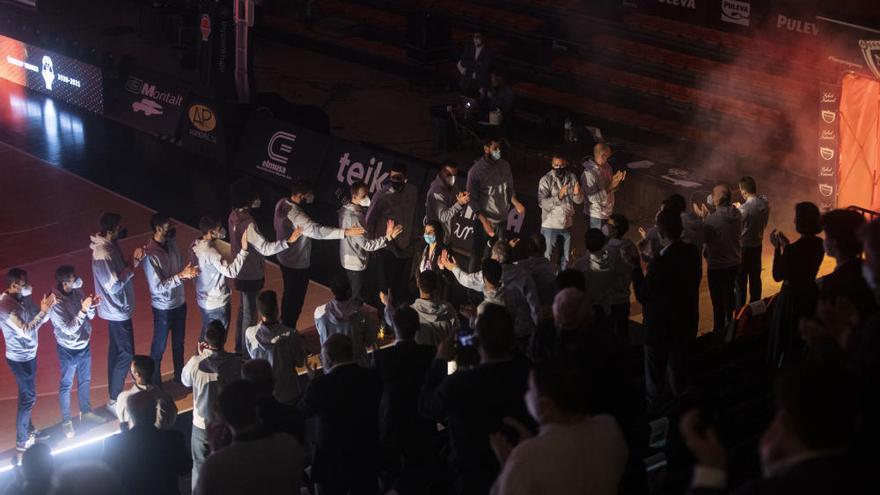 Noche mágica en La Fonteta en homenaje a las campeonas