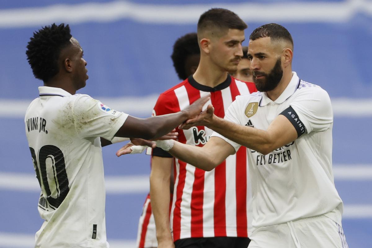 MADRID, 04/06/2023.- El delantero francés del Real Madrid, Karim Benzema (d), se saluda con su compañero, el brasileño Vinicius Jr., antes de abandonar el terreno de juego tras ser sustituido durante el partido de la última jornada de Liga que el Real Madrid y el Athletic Club de Bilbao disputan este domingo en el estadio Santiago Bernabéu. EFE/ Mariscal.