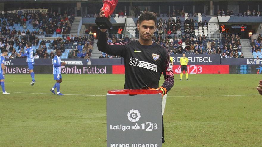 Munir, junto a Ben Barek, tras recibir el galardón de MVP de septiembre