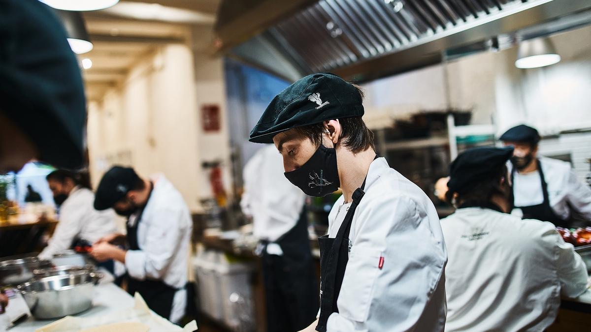 Alumnos de El Golimbreo cocinando.