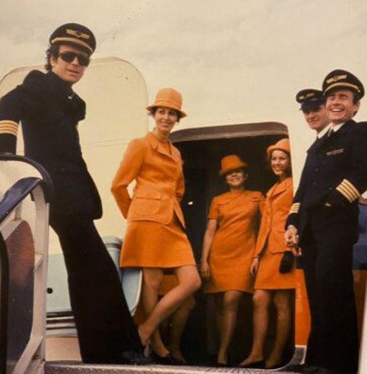 Imagen de la tripulación del primer vuelo de Hapag-Lloyd Flight, que operó entre Hamburgo e Ibiza.