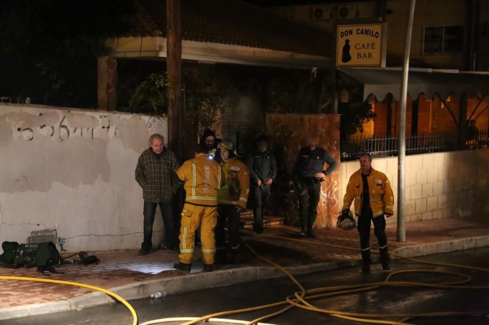 Los bomberos de Torrevieja y Almoradí han podido sofocar las llamas en el incendio de una pizzería en Torrevieja