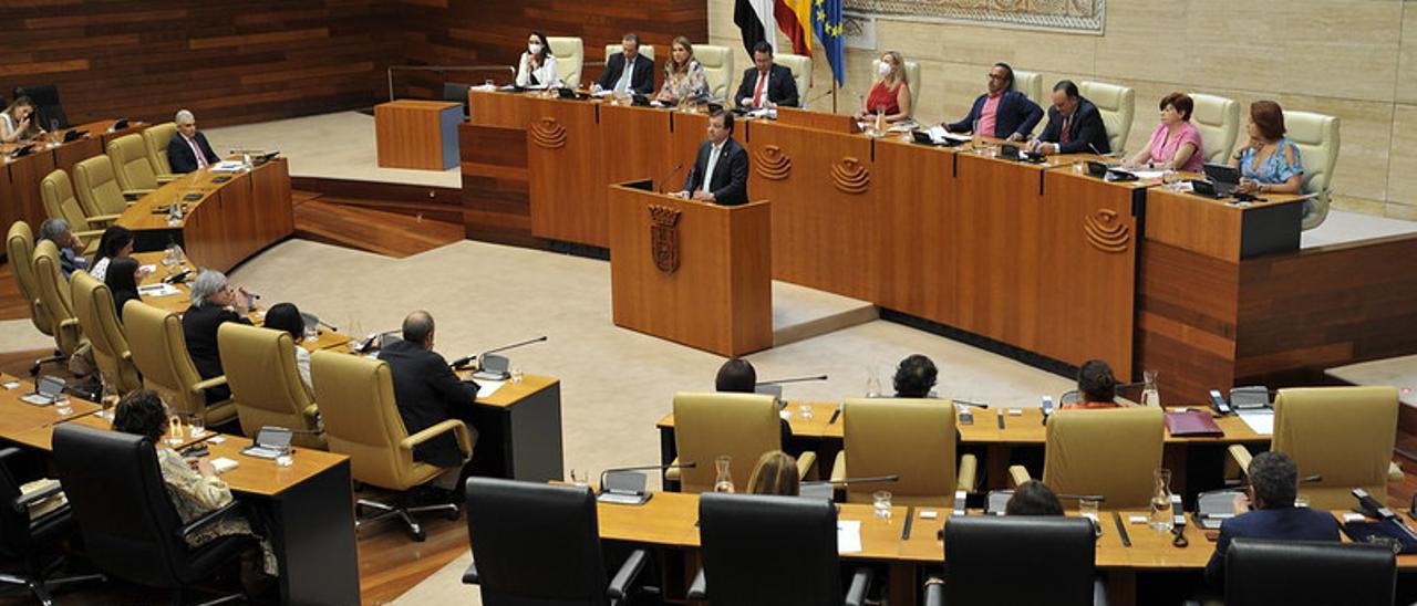 Imagen del hemiciclo durante la celebración del Debate del Estado de la Región, en la Asamblea de Extremadura.