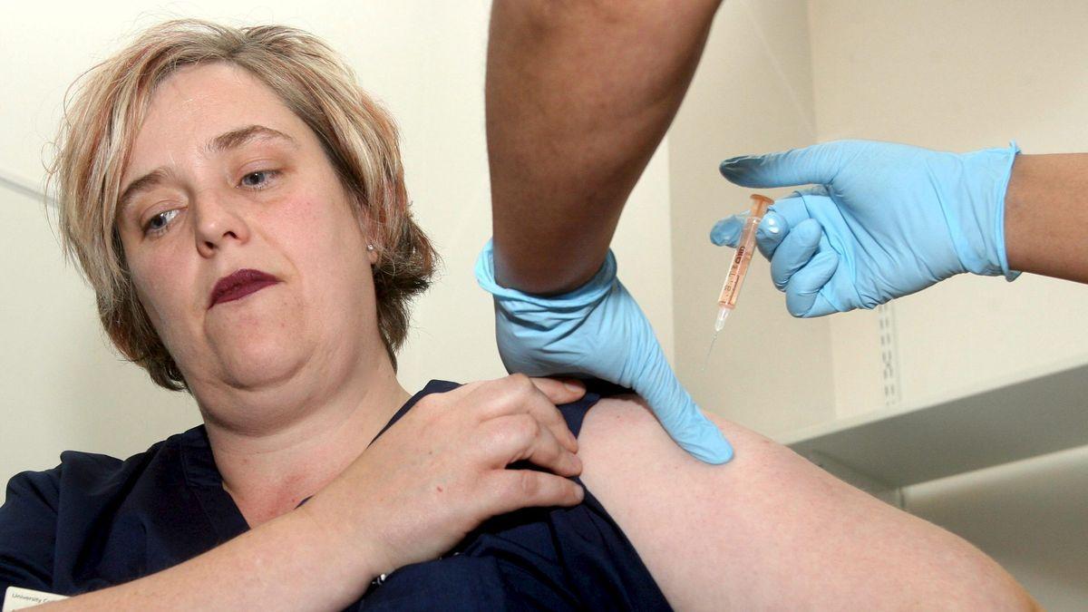 Una mujer recibe la vacuna en Londres.