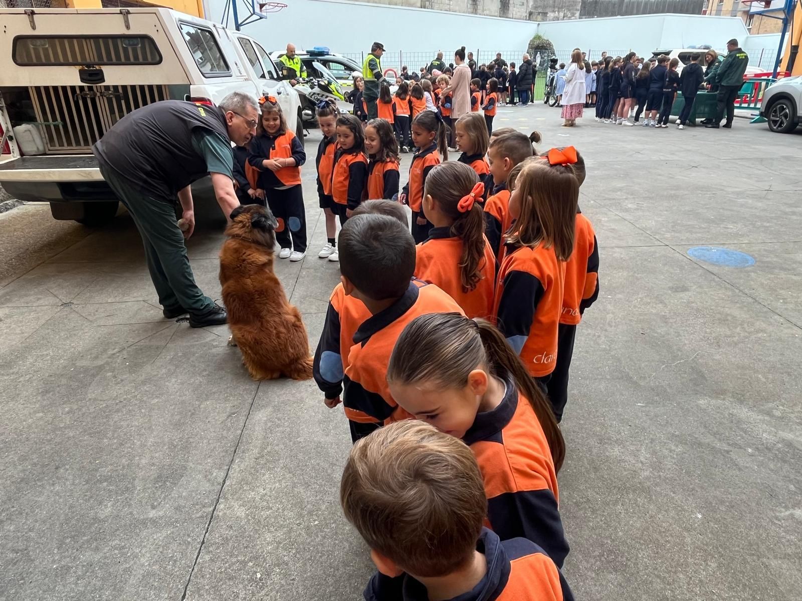 Exhibición de la Guardia Civil en el Colegio María Inmaculada de Laviana