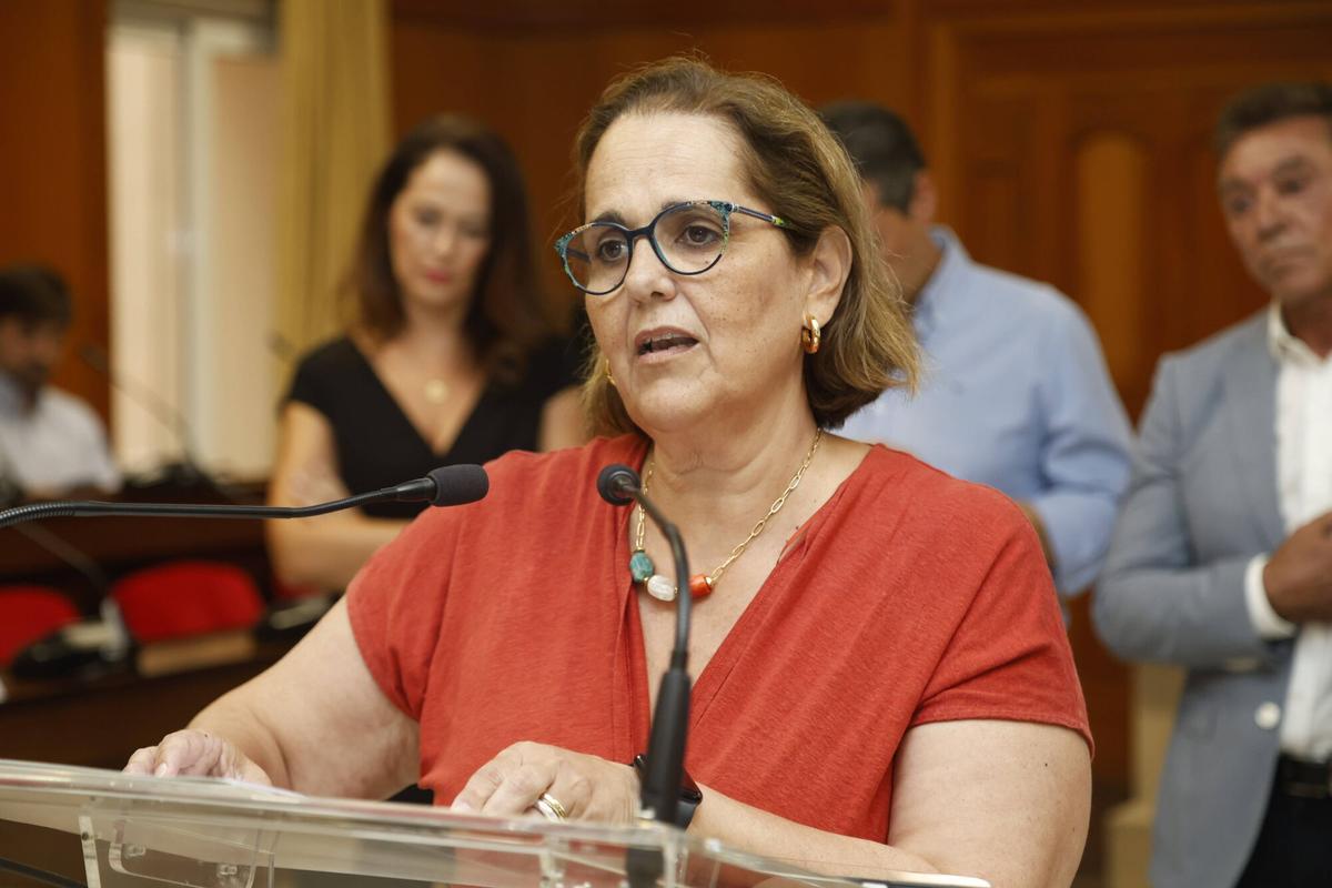 A.J.González Córdoba José María Bellido, junto a la delegada de Economía y Hacienda y presidenta del IMDEEC, Blanca Torrent; la delegada territorial de Empleo, Empresa y Trabajo Autónomo de la Junta de Andalucía en Córdoba, Marina Montes; el presidente de la Asociación Provincial de Joyeros, Plateros y Relojeros de Córdoba, Isidoro García Escribano; y el presidente del Parque Joyero de Córdoba, Rafael Ruiz; presenta el proyecto de estand del Ayuntamiento de Córdoba en la feria internacional Madridjoya