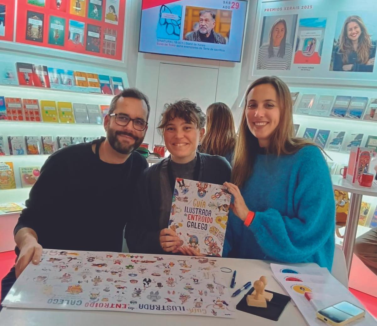 Xabier, Alba e Iria cun exemplar da guía. | Cedidas