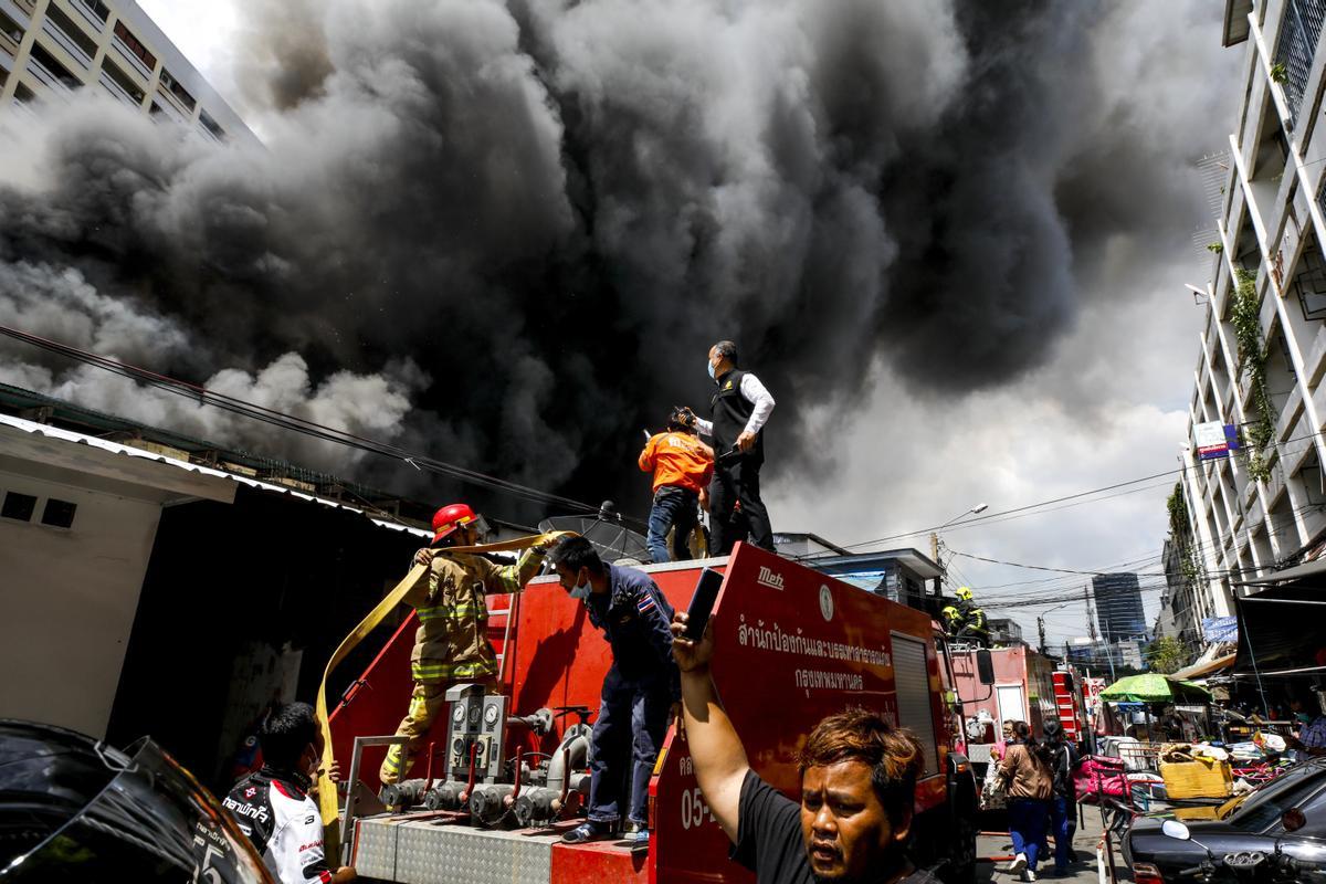 Un gran incendio destruye casas en una comunidad en el centro de Bangkok