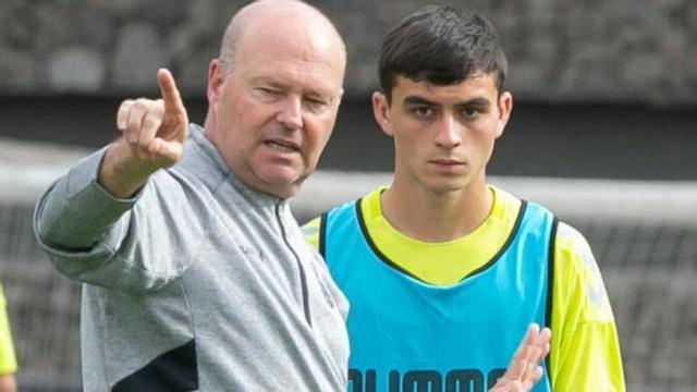Pepe Mel junto a Pedri González en un entrenamiento.