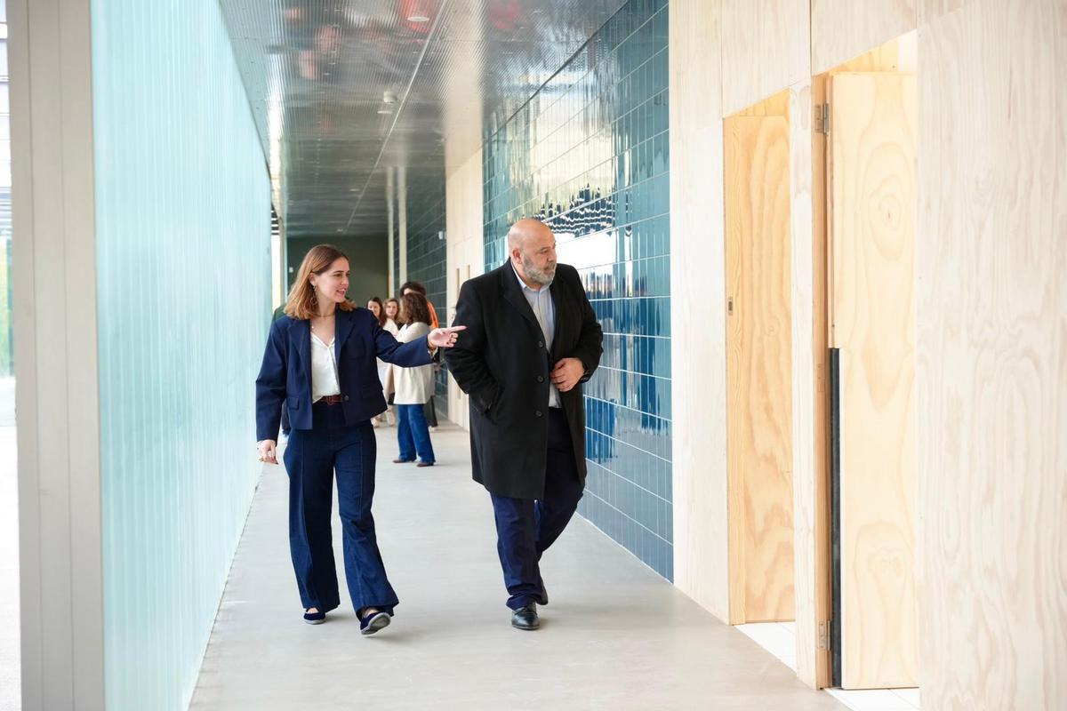 Jaime Martínez y la regidora Lourdes Roca visitan la nueva 'escoleta' de Son Dameto.