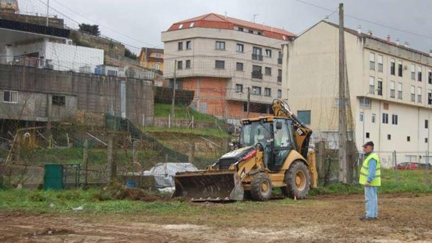 Una máquina trabaja en uno de los laterales del campo anexo de Santa Mariña, ayer.  // Faro