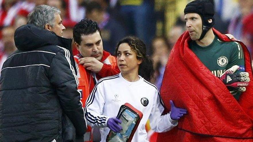 Eva Carneiro, entre Mourinho y Cech.
