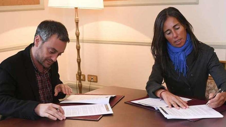 Xulio Ferreiro y Felipa Jove firman el convenio.