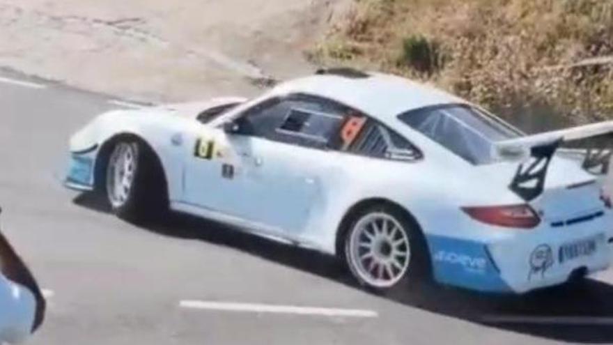 Ayoze Beníte y Patricia González con el Porsche 911-997