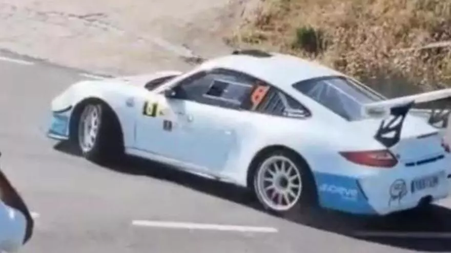 Ayoze Beníte y Patricia González con el Porsche 911-997