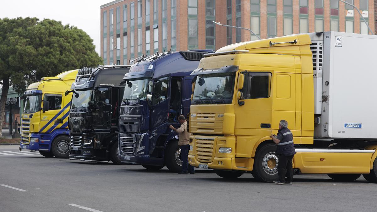 Transportistas frente a sus camiones, en una imagen de archivo.