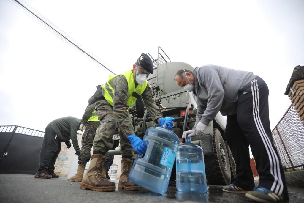 El Ejército reparte agua en las parcelaciones de Córdoba