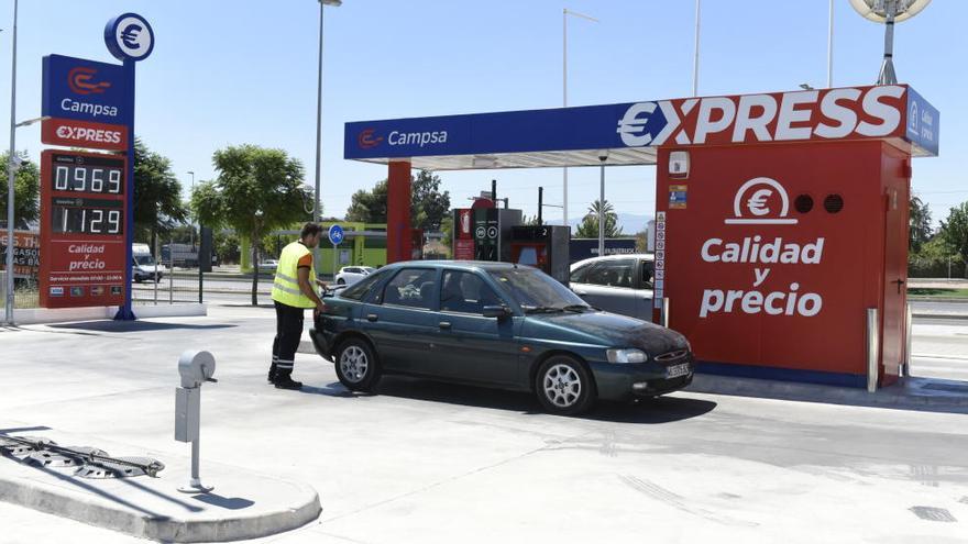 Instalaciones de una gasolinera de Murcia atendida por un empleado.