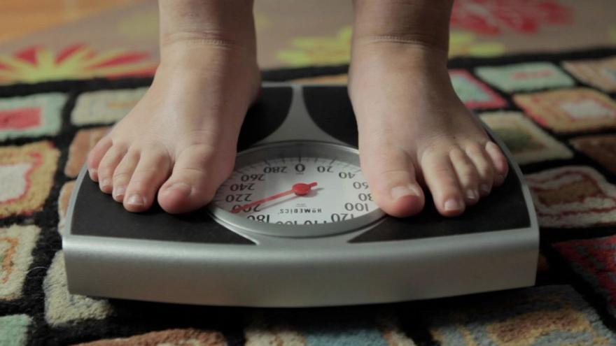 Un joven con obesidad se pesa en una báscula. |  Efe | LOC