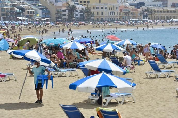 08-09-2020 LAS PALMAS DE GRAN CANARIA. Ambiente en la playa de Las Canteras por el festivo. Fotógrafo: ANDRES CRUZ  | 08/09/2020 | Fotógrafo: Andrés Cruz