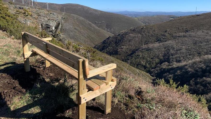 Banco para divisar la Serra do Candán, donde se encuentra la aldea abandonada de Grobas.