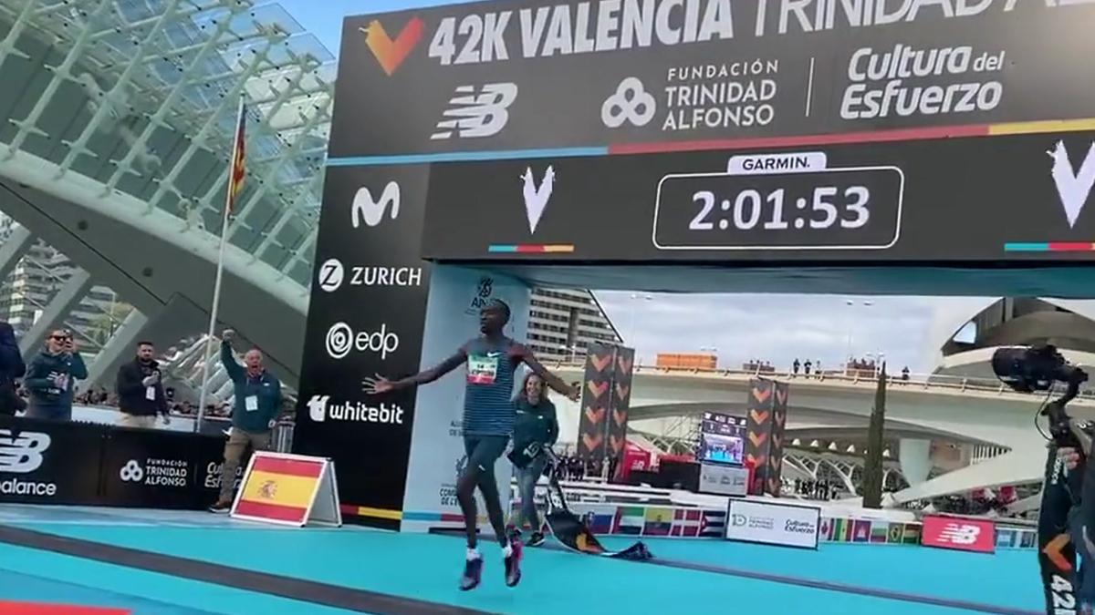 Maratón de Valencia: Kelvin Kiptum se convierte en el tercer maratoniano más rápido de la historia