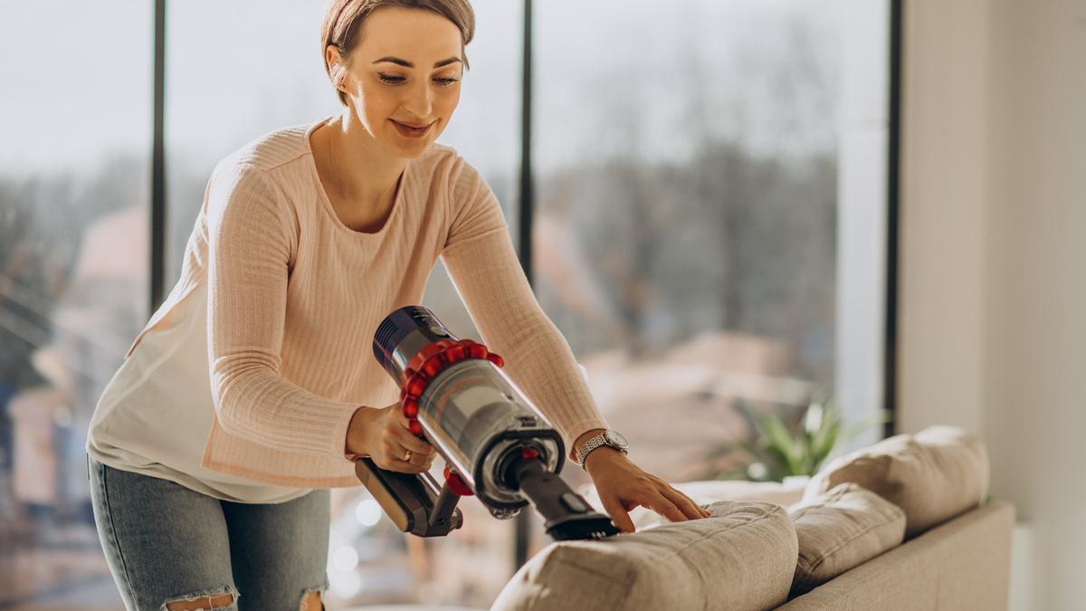 Amazon rebaja el aspirador de mano Cecotec más solicitado: llega a todos los rincones y su batería dura días