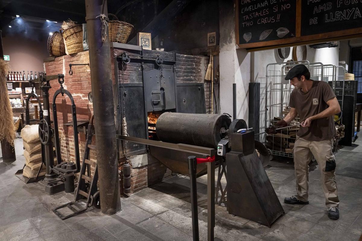Eduard, maestro tostador en el horno de 1851 de Casa Gispert