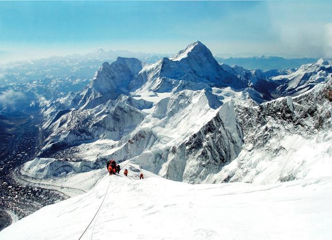 Una expedición escalando el Everest, Los viajes de Tintín