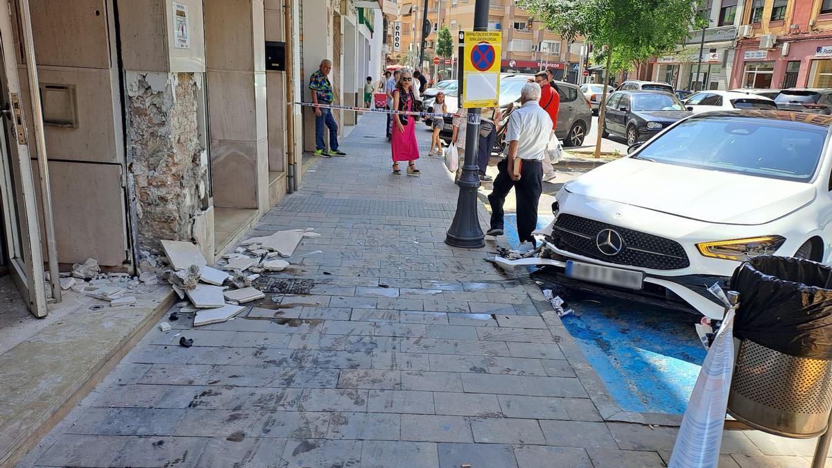 Susto en Alaquàs tras la colisión de un coche contra una tienda de ropa