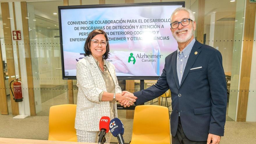Loreto Gómez, presidenta del Colegio de Farmacéuticos de Las Palmas, y José Regidor, presidente de la Asociación Alzheimer Canarias.
