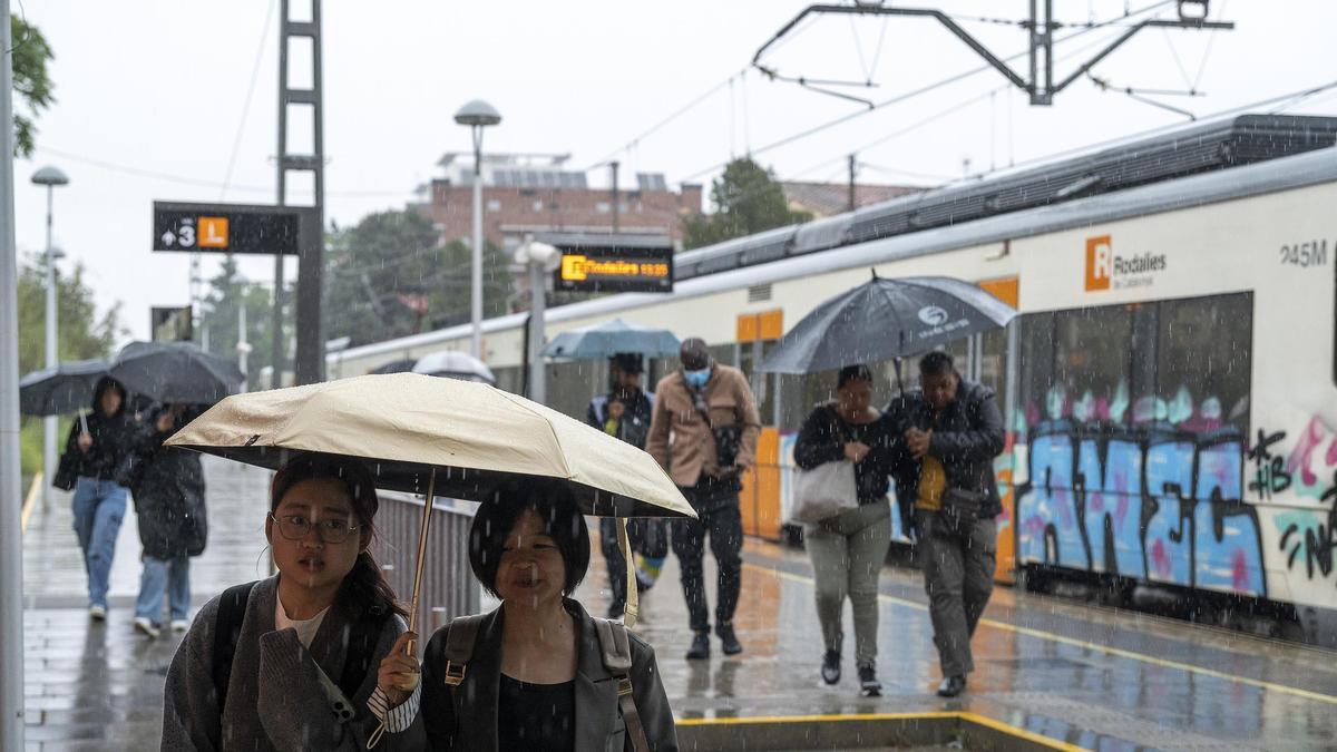 Usuarios de la R3, en la parada de Monctada Ripollet, el pasado martes