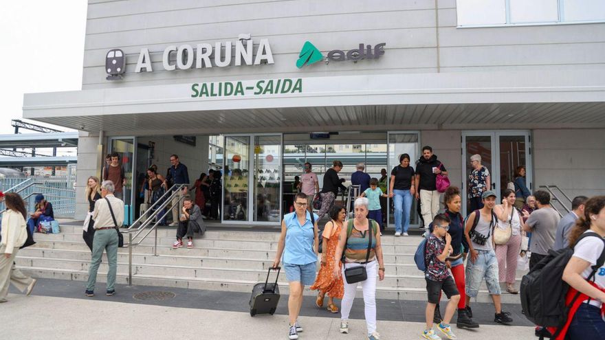 Fachada de la estación provisional de pasajeros de A Coruña, ayer. | Germán Barreiros/Roller Agencia