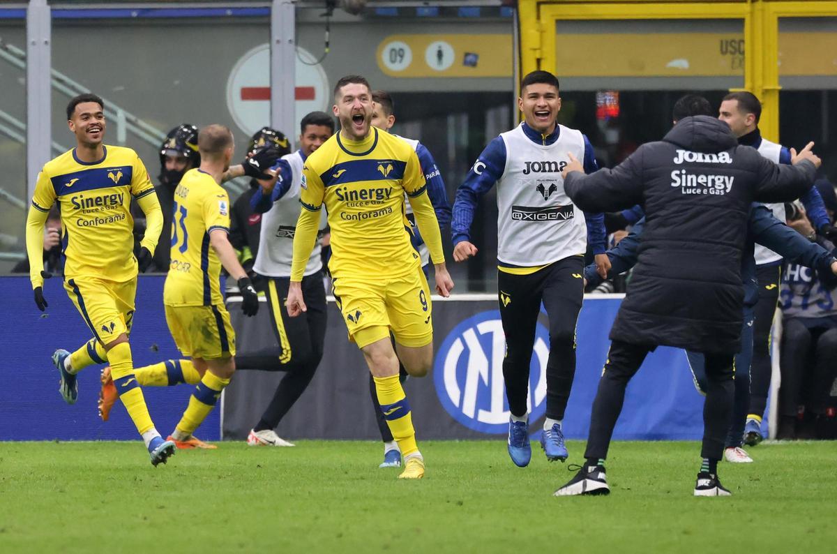 Thomas Henry celebra su gol con el Hellas Verona