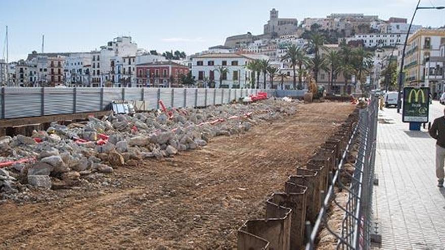 Las obras del vial temporal para el tráfico en la avenida de Santa Eulària.