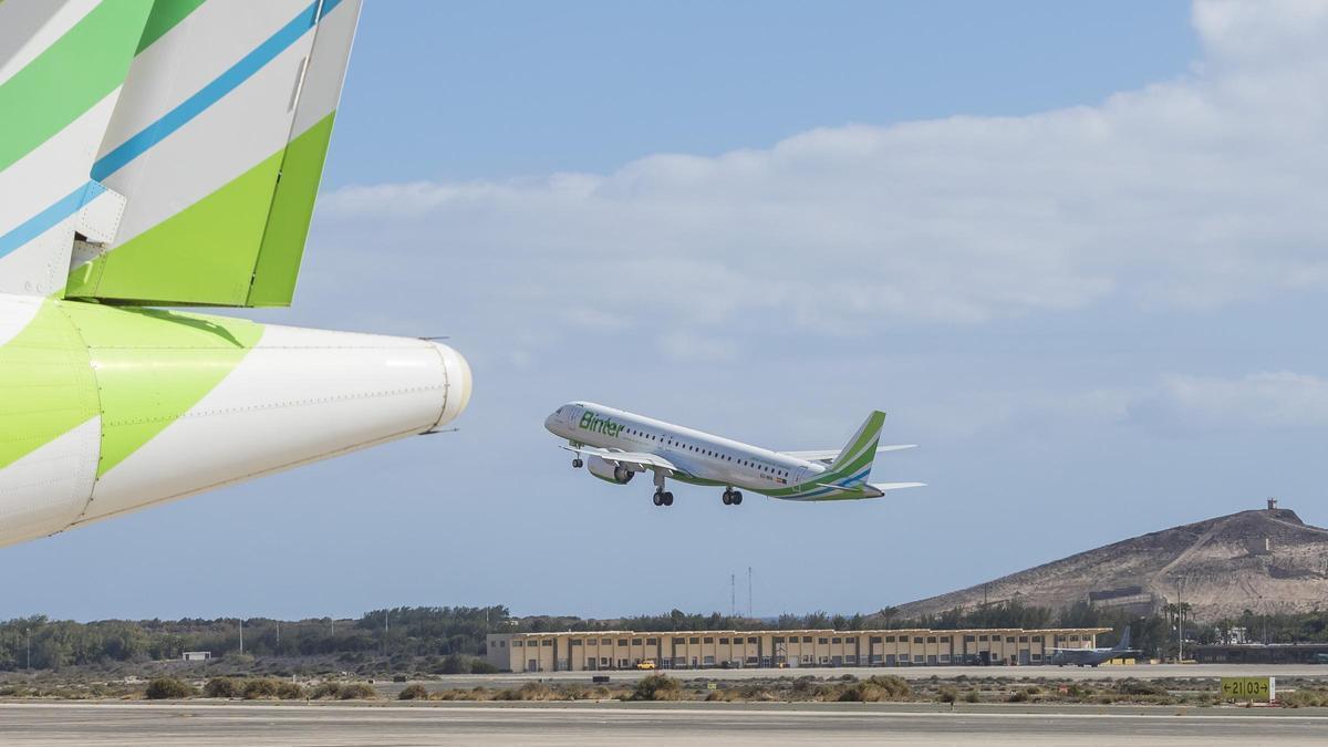 Un avión de Binter despegando.