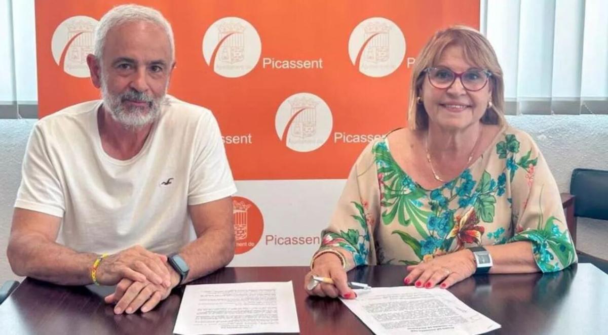 Vicent Pérez y Conxa García, tras firmar el pacto de gobierno en Picassent.