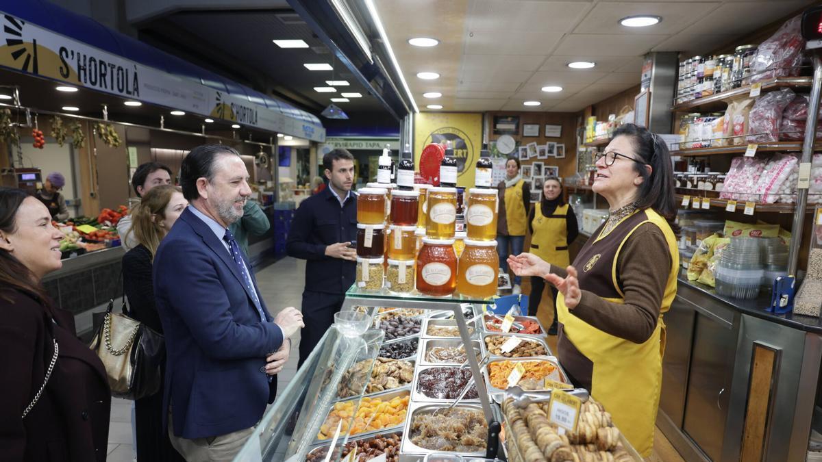 FOTOS | Reconocen como 'Comerços Emblemàtics' a varias paradas históricas del Mercat de l’Olivar