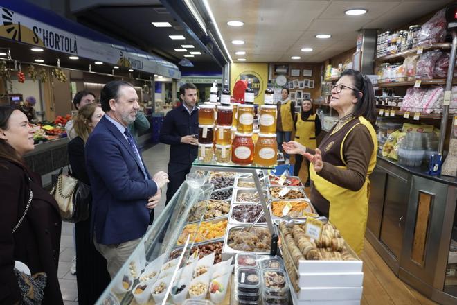 FOTOS | Reconocen como 'Comerços Emblemàtics' a varias paradas históricas del Mercat de l’Olivar